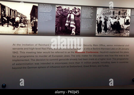 Die Menschen die Ausstellung in der unterirdischen Denkmal für die ermordeten Juden Europas auf Cora-Berlinerstrasse in Berlin, Deutschland Stockfoto