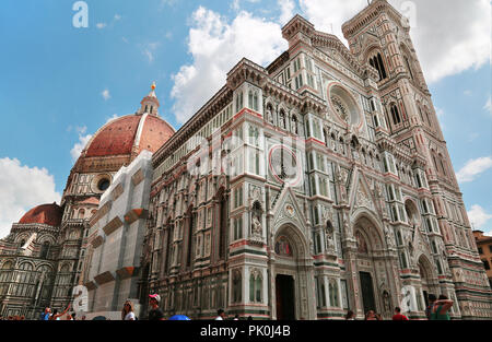 Florenz, Italien, Jun 5, 2018: in der Nähe des Duomo Santa Maria del Fiore in Florenz, Toskana, Italien mit Touristen zu Fuß durch Stockfoto