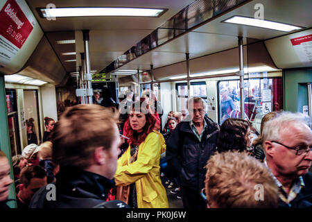 Die Menschen an Bord einer S-Bahn in Berlin, Deutschland Stockfoto