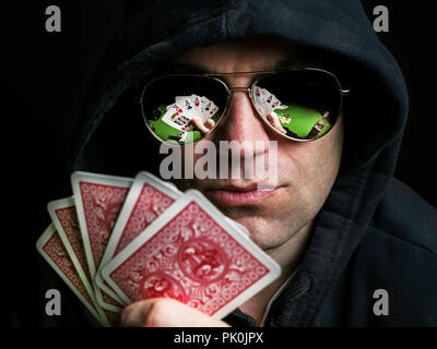 Poker Face Close-up auf Sonnenbrillen Reflexion Pistole Gewehr die Flasche Jack Daniel Asse, Asse, Könige Pokertisch Haube Karten Stockfoto