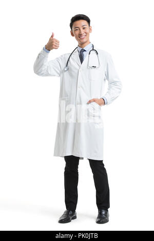 Fröhlicher junger Arzt tun Daumen hoch Stockfoto