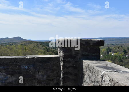 Der Blick auf den Turm und Skyline vom Dichter Sitz Mountain Top in Greenfield, Massachusetts, USA gesehen Stockfoto