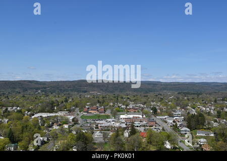 Der Blick auf den Turm und Skyline vom Dichter Sitz Mountain Top in Greenfield, Massachusetts, USA gesehen Stockfoto