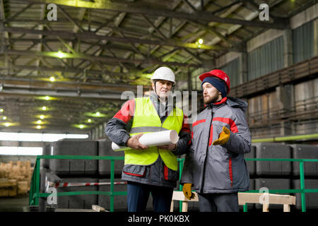 Zwei Arbeiter im Werk Stockfoto