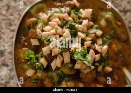 Chole tikki chaat (kichererbsen Pastetchen) ist ein beliebtes Street Food von Indien Stockfoto