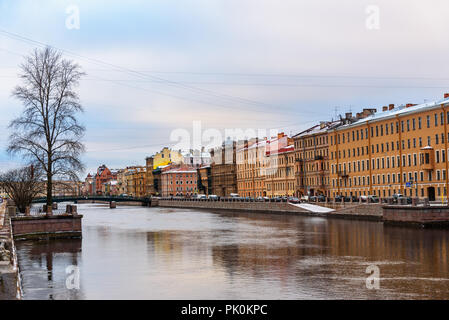 Bahndamm der Fontanka und Krasnoarmeysky Brücke im Winter. St. Petersburg, Russland Stockfoto