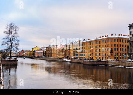 Bahndamm der Fontanka und Krasnoarmeysky Brücke im Winter. St. Petersburg, Russland Stockfoto