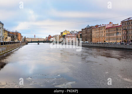 Bahndamm der Fontanka und Krasnoarmeysky Brücke im Winter. St. Petersburg, Russland Stockfoto