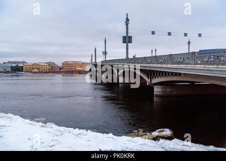 Ansicht der Verkündigung Salzlagerstätte Brücke aus dem Englischen Damm im Winter bei St. Petersburg, Russland Stockfoto