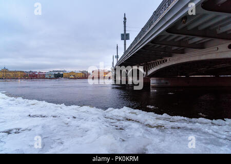 Ansicht der Verkündigung Salzlagerstätte Brücke aus dem Englischen Damm im Winter bei St. Petersburg, Russland Stockfoto