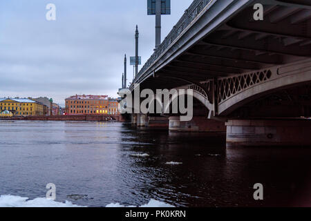 Ansicht der Verkündigung Salzlagerstätte Brücke aus dem Englischen Damm im Winter bei St. Petersburg, Russland Stockfoto