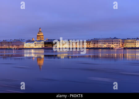 Admiralty Damm und St. Isaak Kathedrale bei Nacht in Sankt Petersburg. Russland Stockfoto