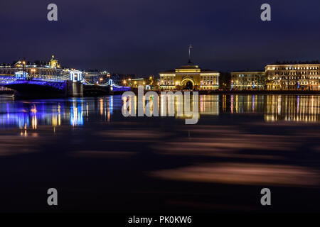 Blick auf Palace Bridge und Admiralty Damm bei Nacht in St. Petersburg, Russland Stockfoto