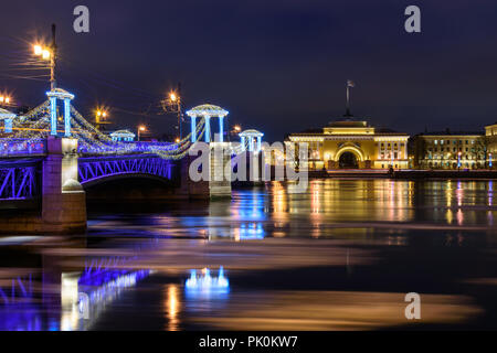 Blick auf Palace Bridge und Admiralty Damm bei Nacht in St. Petersburg, Russland Stockfoto