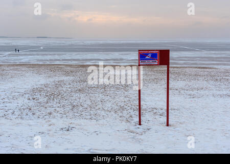 Schild mit Inschrift in Russischen Schwimmen ist in der Nähe von Golf von Finnland im Winter verboten Stockfoto