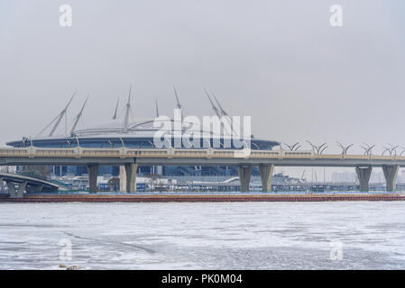 Ansicht des Stadions Zenith Arena und Western High-Speed Durchmesser im Winter bei St. Petersburg, Russland Stockfoto