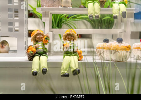 Portugiesische Porzellan Souvenirs auf einem lokalen Flohmarkt in Lissabon Stockfoto