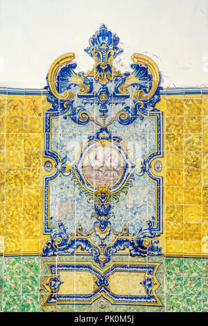 Fragment der alten historischen Gebäude und Azulejos (Zinn bemalt - Glasierte keramische Kacheln) in Alcantara, Lissabon, Portugal. Stockfoto