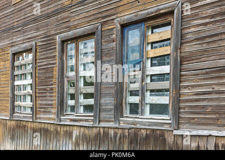 Drei an Bord von Windows von einem alten, verlassenen heruntergekommenen Gebäude aus Holz Stockfoto