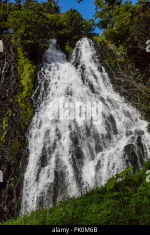 Oshinkoshin Wasserfalls ist auch als Twin Schönheiten Wasserfall Der Wasserfall spaltet sich in zwei Teile, etwa in der Mitte. Besucher können die Erfahrung Stockfoto