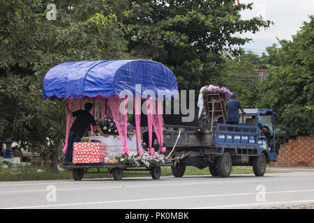 Chiangmai, Thailand - 10. September 2018: Trauerzug auf der Autobahn unterwegs. Thailändisches Lanna Stil. Über die City Road von Chiang Mai. Stockfoto