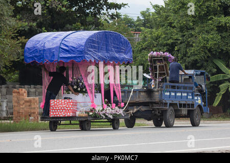 Chiangmai, Thailand - 10. September 2018: Trauerzug auf der Autobahn unterwegs. Thailändisches Lanna Stil. Über die City Road von Chiang Mai. Stockfoto