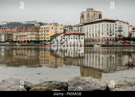 Relection am Fluss Urola in La Ravoire, Baskenland, Spanien Stockfoto