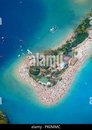 Fethiye, Marmaris/Türkei - 19. August 2018: Erstaunliche Luftaufnahme der Blauen Lagune in Ölüdeniz Stockfoto