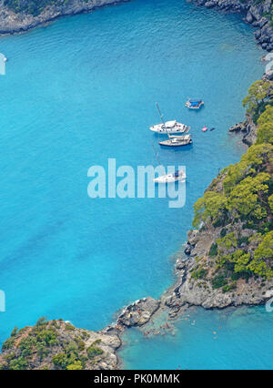 Luftbild von mehrere Boote im Mittelmeer verankert, in der Nähe von Marmaris, Mugla, Türkei Stockfoto