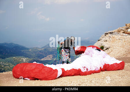 Fethiye, Marmaris/Türkei - 19. August 2018: Gleitschirme Vorbereiten des Geräts am Babadag für den Start/Bereit zu fliegen Stockfoto