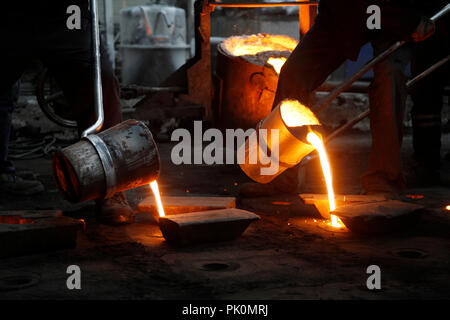 Ein Mann in einer Stahlgießerei arbeiten Stockfoto