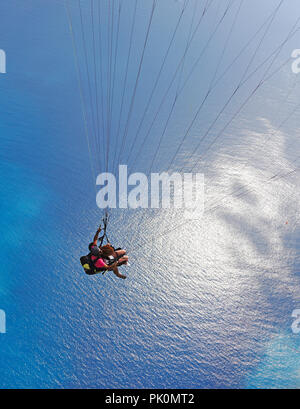 Fethiye, Marmaris/Türkei - 19. August 2018: Tandem Paraglider am Mittelmeer Stockfoto