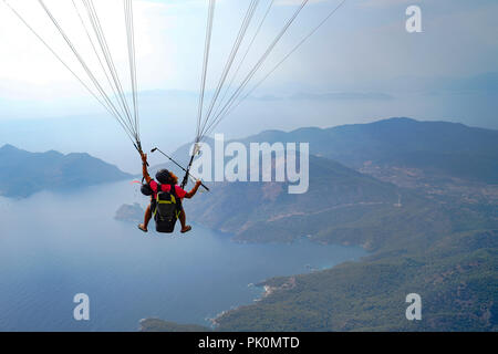 Fethiye, Marmaris/Türkei - 19. August 2018: Tandem Paraglider am Mittelmeer Stockfoto