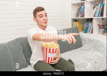 Ein Teenager essen Popcorn Stockfoto