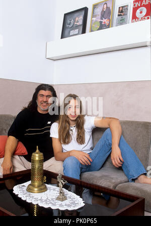 Nils Koppruch mit seinem Vater Abi Ofarim am 20.07.1999 in München, München. | Verwendung weltweit Stockfoto