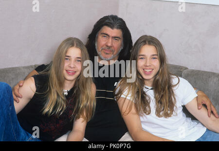 Brüder Gil (r) und Tal Ofarim mit ihrem Vater Abi Ofarim am 20.07.1999 in München, München. | Verwendung weltweit Stockfoto