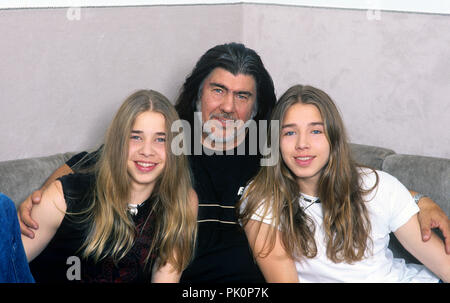 Brüder Gil (r) und Tal Ofarim mit ihrem Vater Abi Ofarim am 20.07.1999 in München, München. | Verwendung weltweit Stockfoto