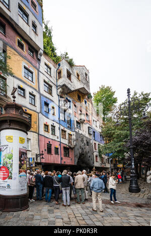 Wien, Österreich - September 02, 2018: Die Menschen sind vısıtıng das Hundertwasserhaus in Wien whıch ist ein Gebäude, entworfen von dem Künstler Friedensreich Hund Stockfoto