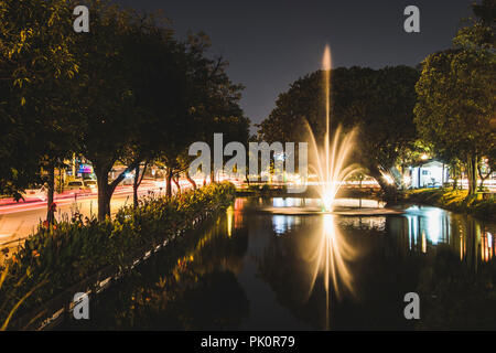 Chiang Mai Brunnen im Burggraben Nachts mit dem Auto weg Lichter Landschaft Stockfoto