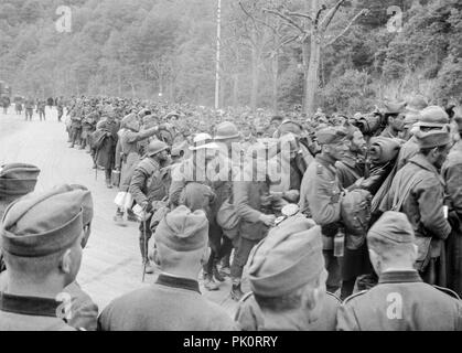 1940. Deutsche Soldaten, die über aufgenommene Französische Kriegsgefangene. Stockfoto
