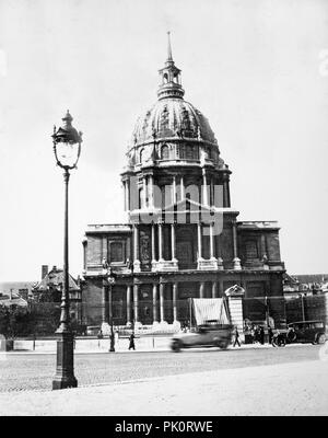 Paris, Frankreich, 1931. Les Invalides, allgemein bekannt als Hôtel National des Invalides (Die Nationale Residenz der Invaliden), oder auch als Hôtel des Invalides, ist ein Komplex von Gebäuden im 7. arrondissement von Paris, Frankreich, mit Museen und Denkmäler, die alle im Zusammenhang mit der militärischen Geschichte Frankreichs, sowie ein Krankenhaus und ein Altersheim für Kriegsveteranen, ursprünglichen Zweck des Gebäudes. Stockfoto