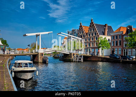 Spaarne Fluss mit Boot und Gravestenenbrug Brücke in Haarlem, N Stockfoto