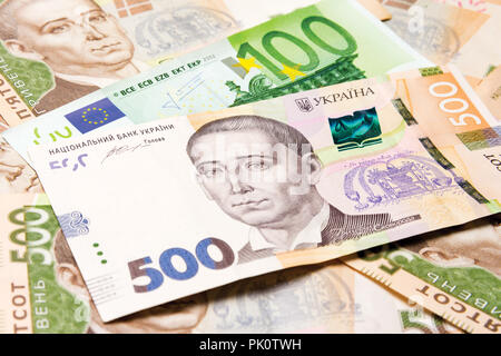 Banknoten der Griwna, Dollar, Euro close-up liegen auf dem Tisch. Hintergrund Textur Stockfoto