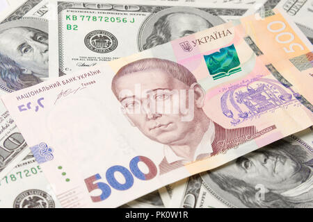 Banknoten der Griwna, Dollar, Euro close-up liegen auf dem Tisch. Hintergrund Textur Stockfoto