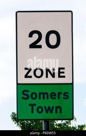 20 mph Höchstgeschwindigkeit Zeichen in der Somers Town District im Norden von London. Stockfoto