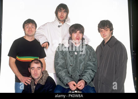 Oasis (L-R): Alan White, Paul "Bonehead" Arthurs, Liam Gallagher, Noel Gallagher, Paul McGuigan "Guigsy" am 27.03.1996 in München. | Verwendung weltweit Stockfoto