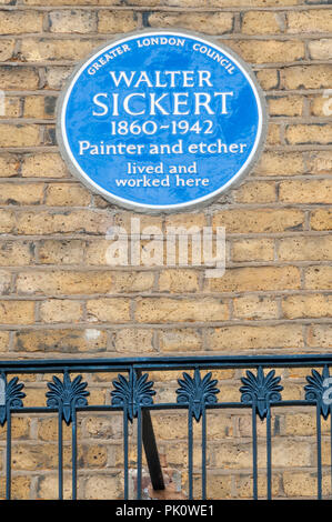 Eine blaue Plakette auf dem Haus in Mornington Crescent, Camden Town, wo der Maler Walter Sickert einmal lebte und arbeitete. Stockfoto