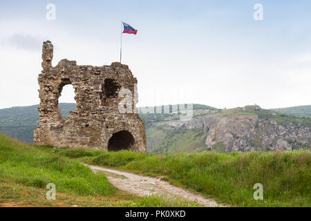 Russische Flagge auf den Ruinen der alten Festung Calamita in Inkerman, Krim montiert Stockfoto