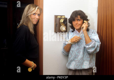 (L-R): Nora Balling, Thomas Anders am 27.03.1985 in Berlin. | Verwendung weltweit Stockfoto