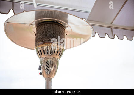 Design Edelstahl Metall Gasheizung. Patio-heizungen außerhalb ein Restaurant, ein Café in der Nähe von typischen Terrasse Gasheizung. Detail des Pilzes Heizelement, Dach Heizung. Platz kopieren Stockfoto